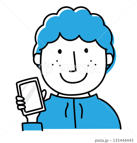 携帯電話をみせる天然パーマの男性 135448445