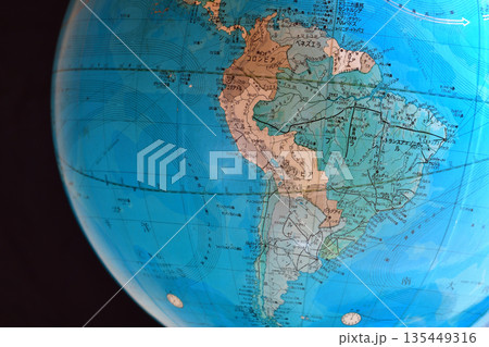 南米大陸にフォーカスした地球儀 135449316
