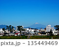 初雪の富士山と静岡市の風景 135449469