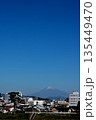 初雪の富士山と静岡市の風景 135449470