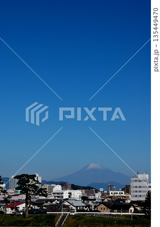 初雪の富士山と静岡市の風景 135449470