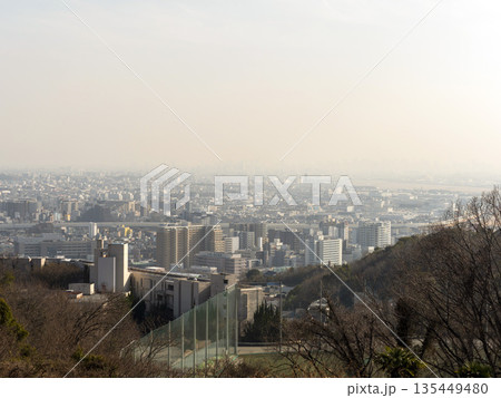 展望台から見る黄砂に覆われた都市景観 135449480