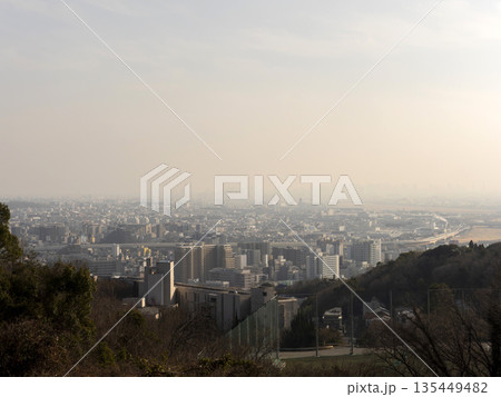 展望台から見る黄砂に覆われた都市景観 135449482