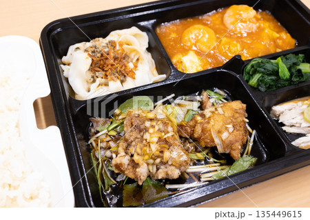 おいしい中華弁当、エビチリと油淋鶏弁当 おいしい中華弁当、エビチリと油淋鶏弁当 135449615