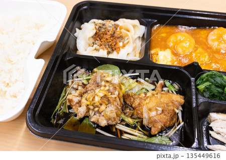 おいしい中華弁当、エビチリと油淋鶏弁当 135449616