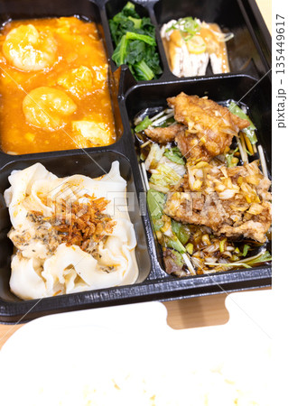 おいしい中華弁当、エビチリと油淋鶏弁当 135449617