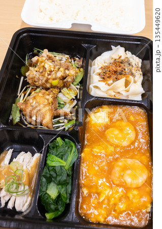 おいしい中華弁当、エビチリと油淋鶏弁当 135449620