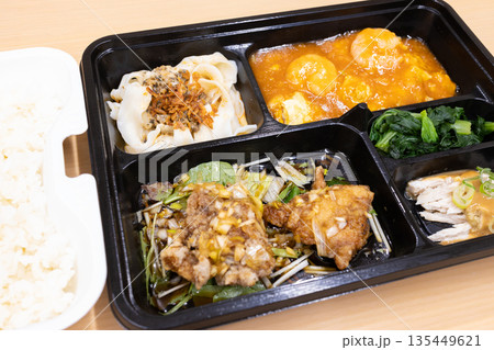 おいしい中華弁当、エビチリと油淋鶏弁当 135449621