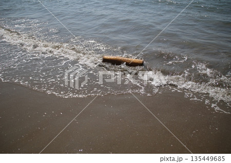 砂浜に打ち寄せる波 135449685