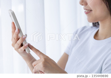スマートフォンを使う若い女性 スマートフォンを使う若い女性 135449690