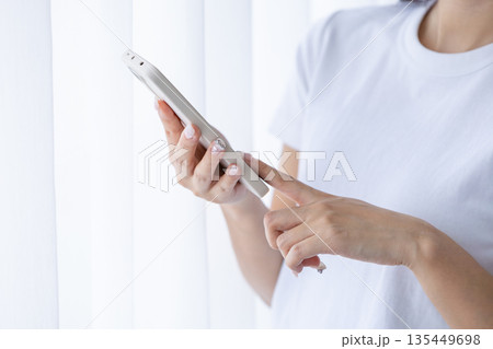 スマートフォンを使う若い女性 135449698