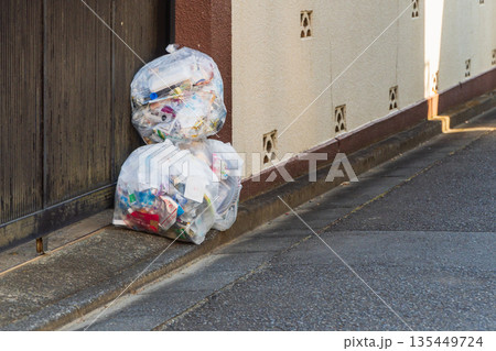 ゴミ出しの日 資源ゴミ プラスチックゴミ ゴミ出しの日 資源ゴミ プラスチックゴミ 135449724