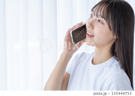 スマートフォンを持つ若い女性 135449753
