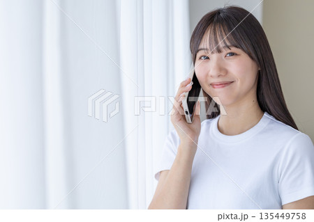 スマートフォンを持つ若い女性 135449758