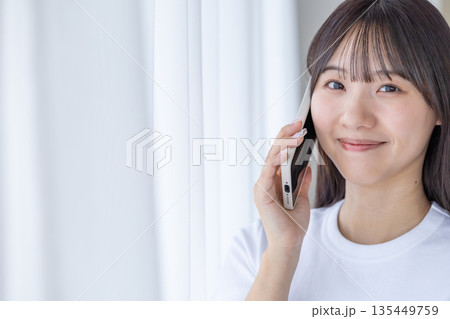 スマートフォンを持つ若い女性 135449759