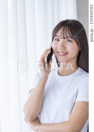 スマートフォンを持つ若い女性 スマートフォンを持つ若い女性 135449763