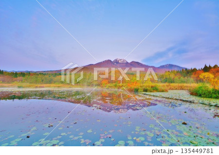 紅葉の新潟県妙高高原いもり池・妙高山風景 135449781