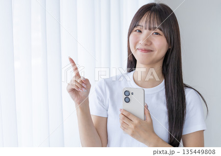 スマートフォンを持つ若い女性 135449808