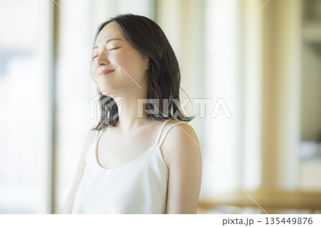 リビングでヘアケアをする女性 135449876