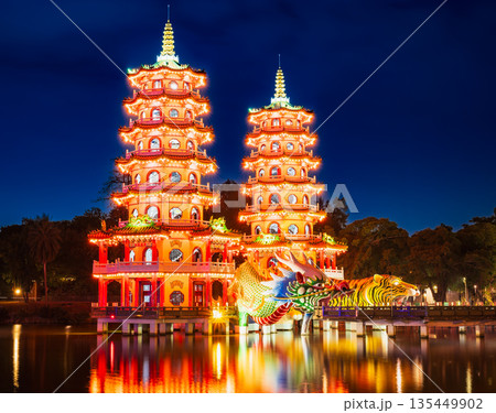 高雄 蓮池潭のシンボル 龍虎塔 夜景 高雄 蓮池潭のシンボル 龍虎塔 夜景 135449902