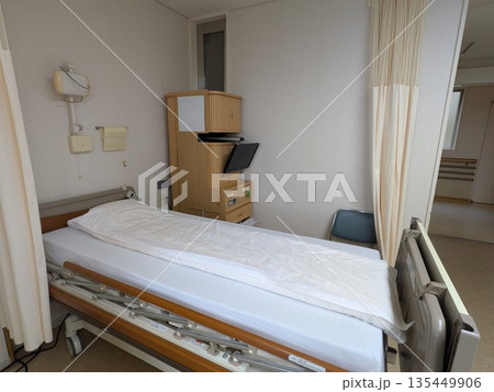 入院病棟の部屋にあるベット 入院病棟の部屋にあるベット 135449906