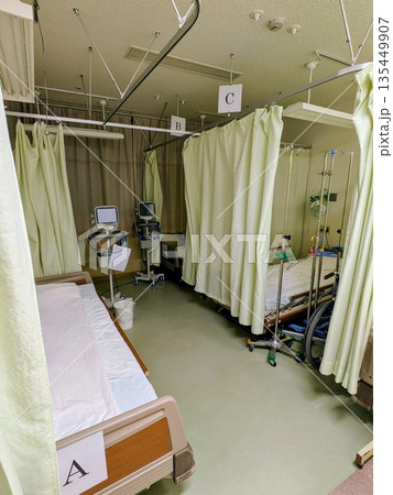 病院の検査室 135449907