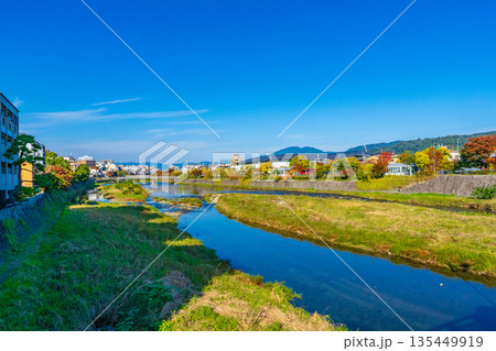 京都市　七条大橋から鴨川の上流を望む 135449919