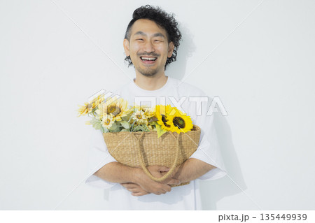 ひまわりの花束を持つ男性 ひまわりの花束を持つ男性 135449939
