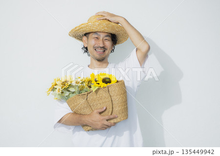 ひまわりの花束を持つ男性 135449942
