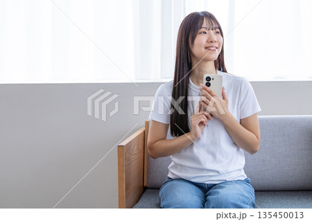 スマートフォンを使う若い女性 スマートフォンを使う若い女性 135450013