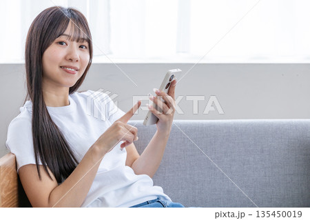 スマートフォンを使う若い女性 135450019