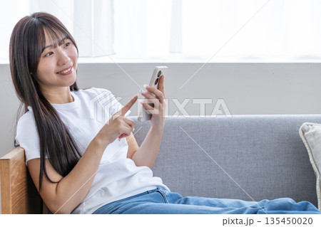 スマートフォンを使う若い女性 スマートフォンを使う若い女性 135450020