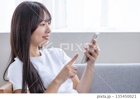 スマートフォンを使う若い女性 スマートフォンを使う若い女性 135450021