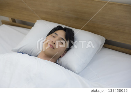 ベッドで眠る男性 ベッドで眠る男性 135450033