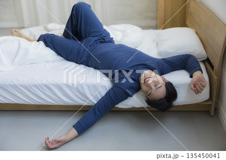 ベッドで眠る男性 ベッドで眠る男性 135450041