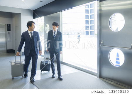オフィスビル内を歩くビジネスマン 135450120