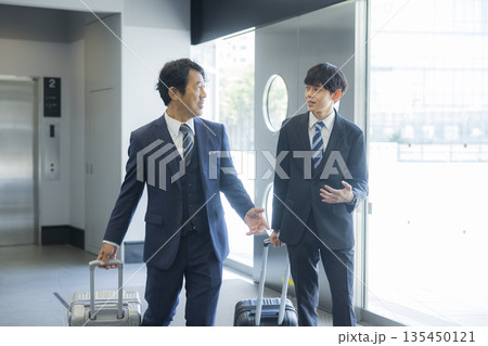 オフィスビル内を歩くビジネスマン オフィスビル内を歩くビジネスマン 135450121