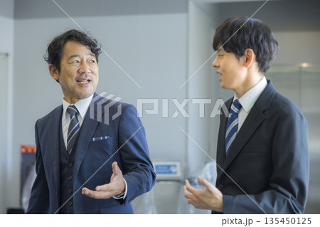 オフィスビル内を歩くビジネスマン　 135450125