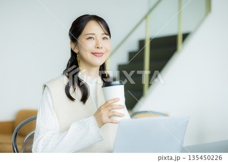 カフェで仕事をするビジネスウーマン カフェで仕事をするビジネスウーマン 135450226
