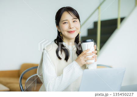 カフェで仕事をするビジネスウーマン カフェで仕事をするビジネスウーマン 135450227