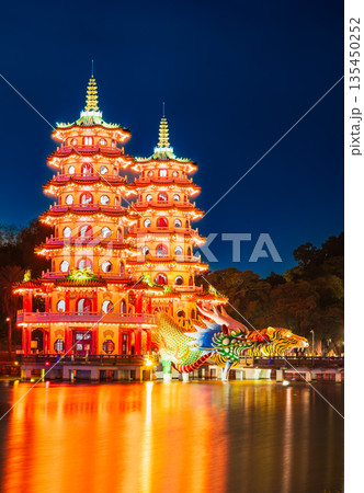 高雄　蓮池潭のシンボル　龍虎塔　夜景 135450252