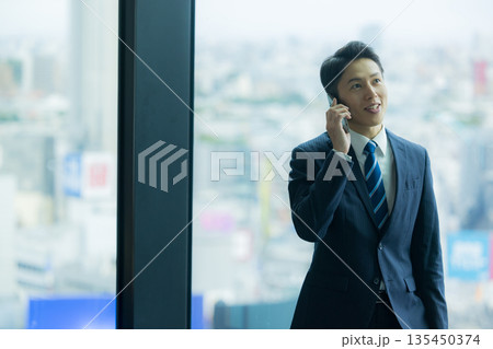 電話をするビジネスマン 135450374