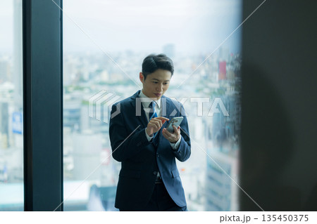 電話をするビジネスマン 135450375