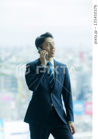 電話をするビジネスマン 135450376