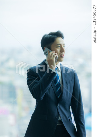 電話をするビジネスマン 135450377