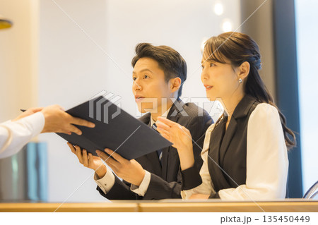 ホテルのレストランのカップル　　　　 135450449