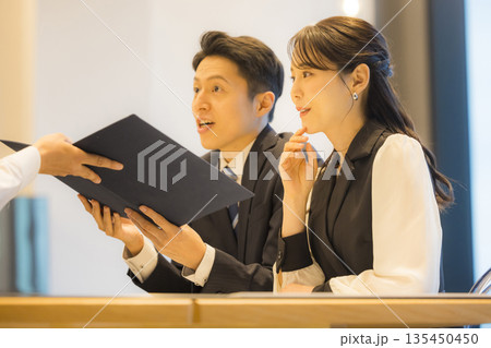 ホテルのレストランのカップル　　　　 135450450