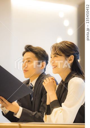 ホテルのレストランのカップル　　　　 135450452