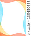 曲線のシンプルな背景、フレーム、水彩カラー、縦向き 135450688