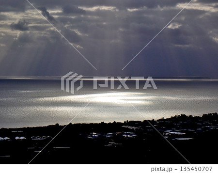 久高島に降りる光芒 久高島に降りる光芒 135450707